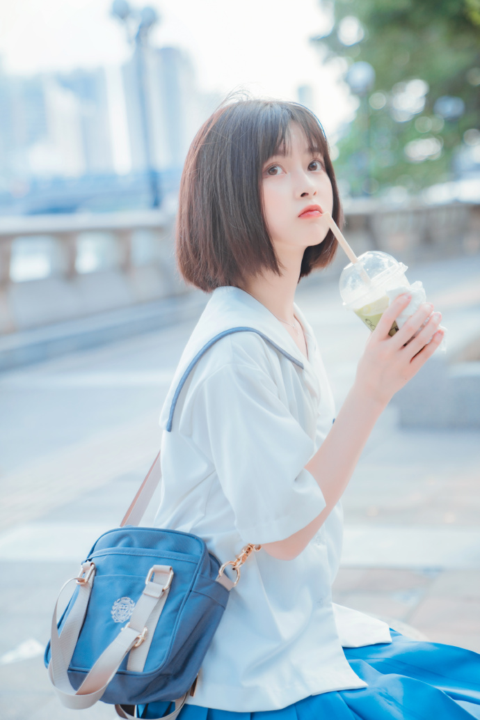 他是谁 封面